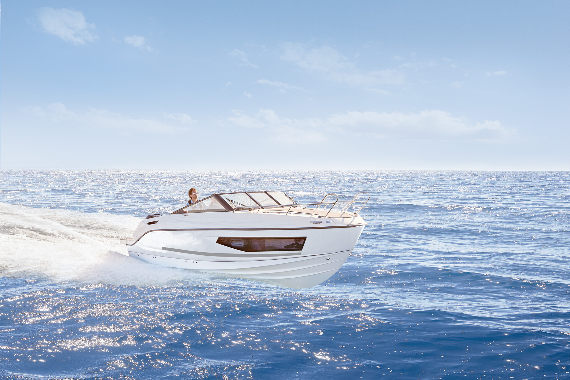 d70-uttern-running-0128-white-hull-v1